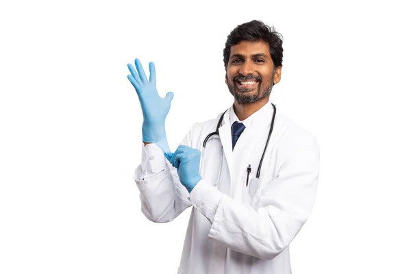 Pålitlig Indiska Medic Mannen Att Sätta Blå Kirurgiska Latexhandske Med — Stockfoto