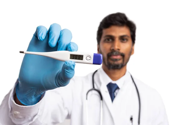 白で隔離の発熱のため心配して真剣な表情でインドの医師 保有の高温度を示す温度計 — ストック写真