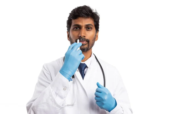 Індійська Лікар Людина Допомогою Носової Спрей Грип Або Алергії Концепція — стокове фото