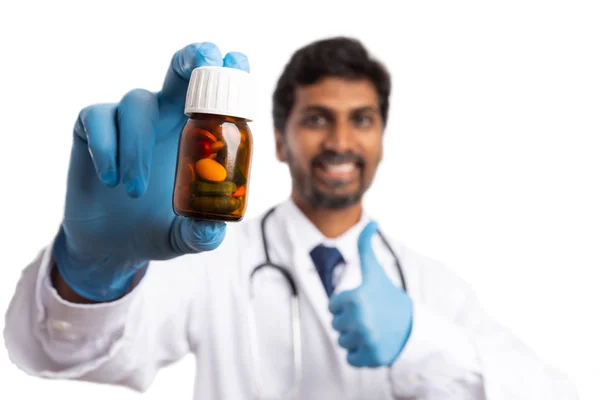 Таблетки Пляшці Рекомендовані Посміхненим Індійським Лікарем Надійним Виразом Тримає Великий — стокове фото