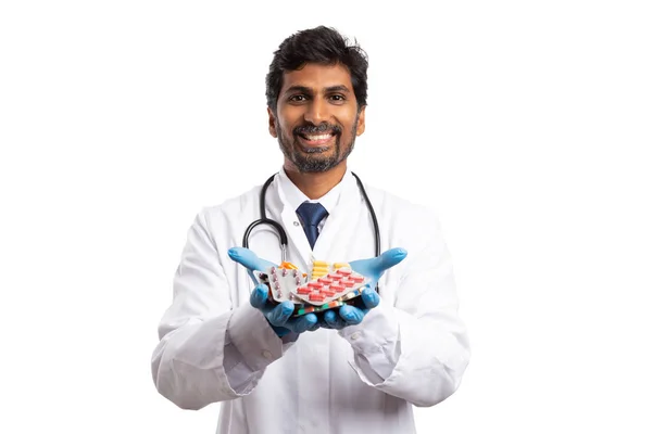 Médico Indio Confiable Sosteniendo Ampollas Medicinales Palma Con Sonrisa Como — Foto de Stock