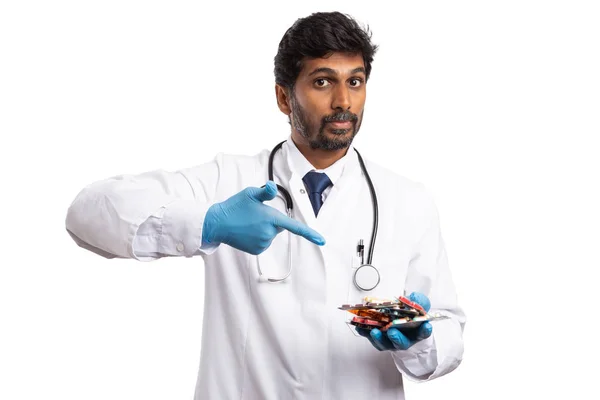 Індійська Медик Зазначенням Жменька Медицини Вказівний Палець Ізольовані Фоні Білої — стокове фото