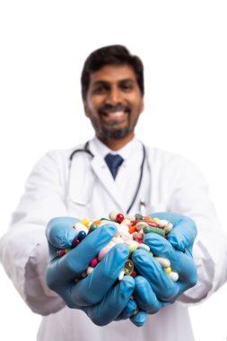 Hap beyaz stüdyo arka plan üzerinde izole palm avuç Hintli erkek doktor