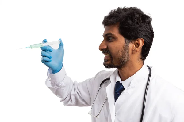 Médico Indio Sonriente Vacunando Espacio Blanco Aislado Sobre Fondo Estudio —  Fotos de Stock
