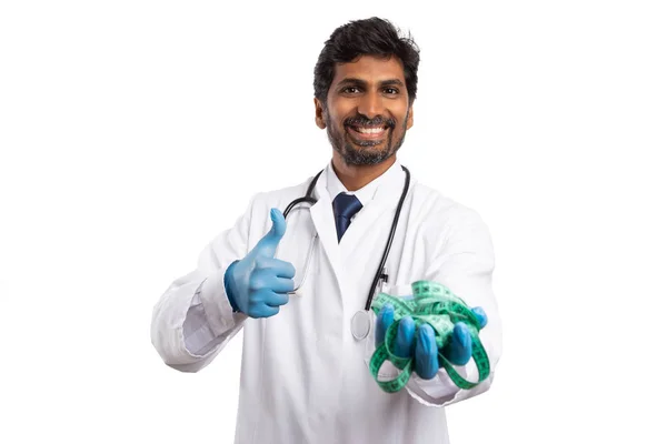 Sorrindo Índio Médico Homem Segurando Fita Métrica Com Polegar Para — Fotografia de Stock