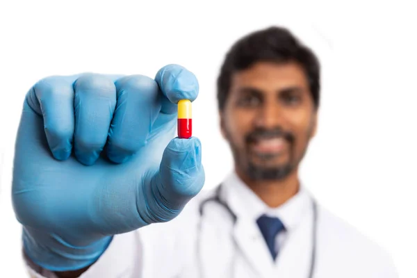 Червоний Жовтий Таблетки Представлено Індійська Чоловічого Медик Носить Сині Рукавички — стокове фото