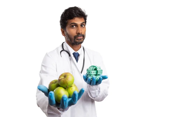 Indiase Mannelijke Diëtist Dokter Houdt Van Groene Appels Één Hand — Stockfoto