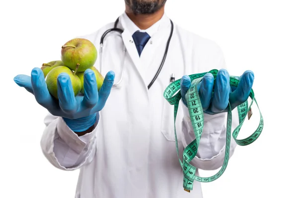Grüne Äpfel Und Maßband Händen Von Indischen Sanitätern Nahaufnahme Isoliert — Stockfoto