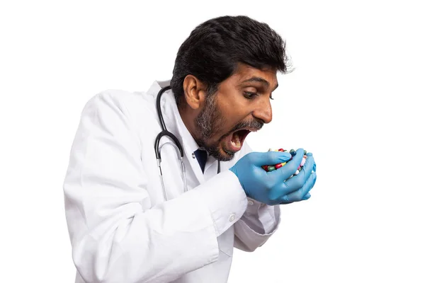 Závislými Indické Mužské Doktora Brát Hrst Medicíny Izolovaných Bílém Studio — Stock fotografie