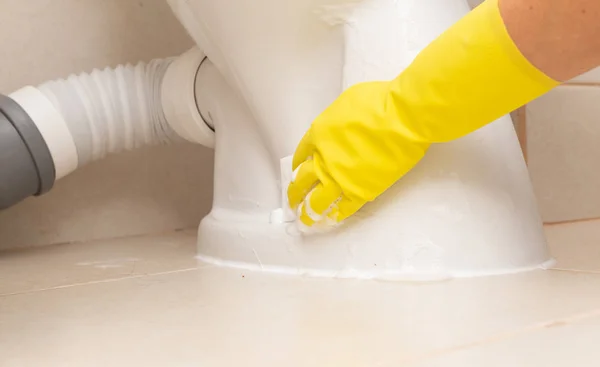 Personne Portant Des Gants Hygiéniques Jaunes Nettoyant Extérieur Des Toilettes — Photo