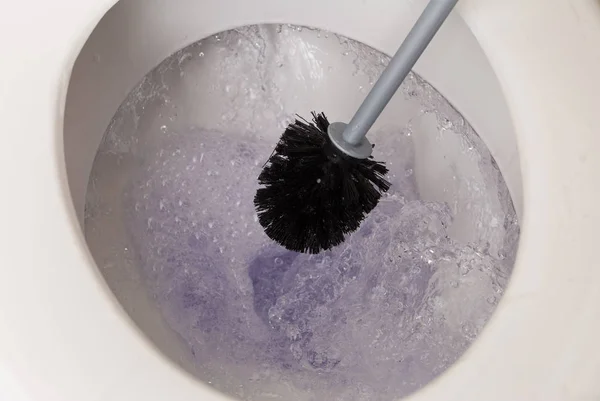 Violett Schäumendes Porzellan Toilettenschüssel Wird Beim Spülen Mit Schwarzer Bürste — Stockfoto