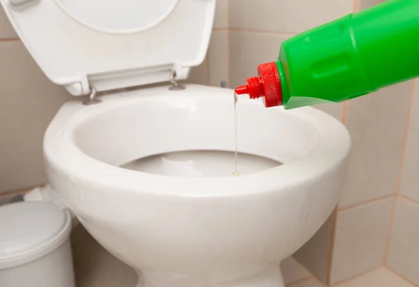 Desinfektionsmittel Aus Grüner Flasche Wird Als Hygienekonzept Weiße Porzellan Toilettenschüssel — Stockfoto