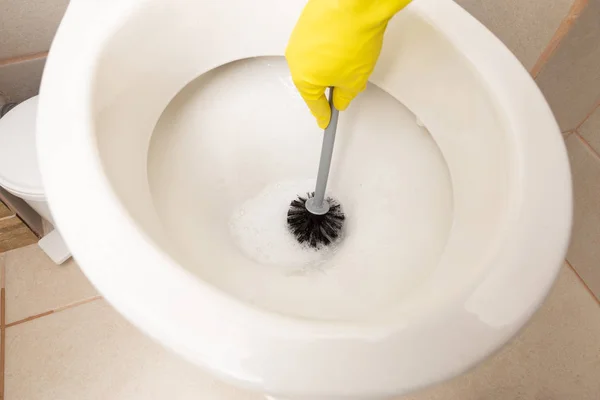 Person Mit Gelben Gummihandschuhen Schrubbt Weiße Porzellan Toilettenschüssel Mit Schwarzer — Stockfoto