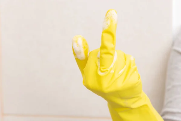 Środkowy Palec Się Gest Żółty Gumowe Rękawice Zbliżenie Jak Nienawiść — Zdjęcie stockowe