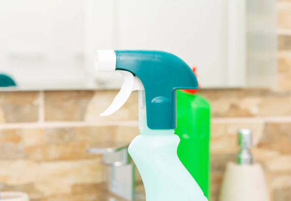 Garrafa Spray Limpeza Banheiro Com Foco Close — Fotografia de Stock