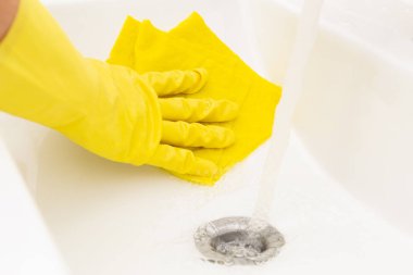 Sıhhi eldivenler yakın çekim giyen kişi tarafından sarı bezle durulanır lavabo