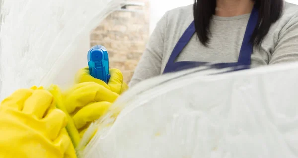 Mulher Com Avental Azul Pulverizando Espelho Banheiro Como Tarefas Limpeza — Fotografia de Stock