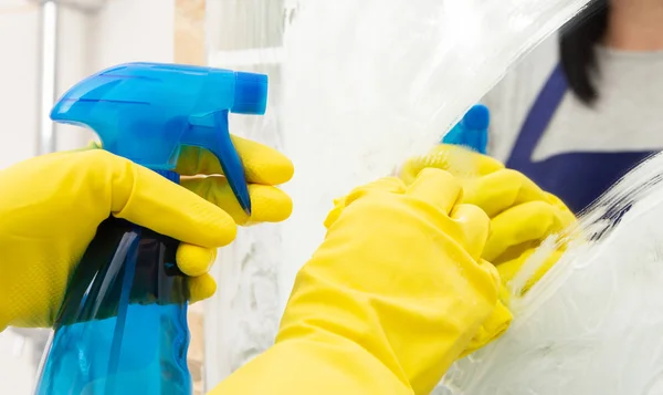 Человек Использующий Спрей Синей Бутылке Очистки Зеркала Пеной Носить Желтые — стоковое фото