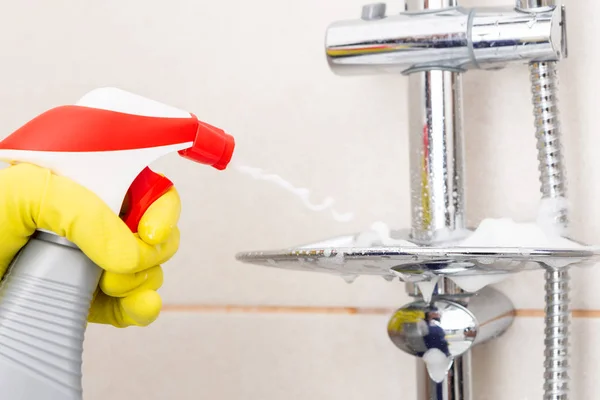 Person Mit Gummi Hygienehandschuhen Spritzen Seifenhalter Der Dusche Als Hausarbeit — Stockfoto