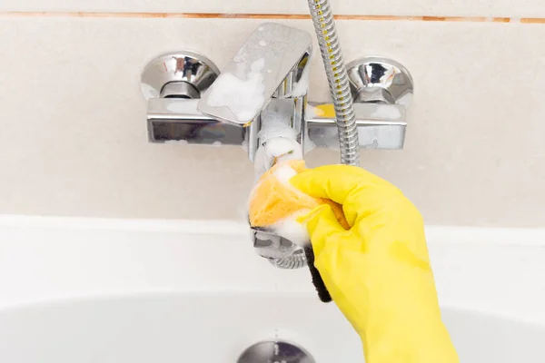 Person Desinfiziert Inox Wasserhahn Während Sie Gelbe Gummi Hygienehandschuhe Trägt — Stockfoto