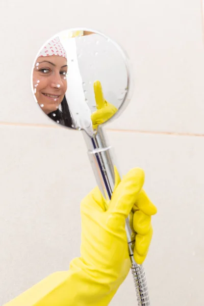 Reflexão Mulher Vestindo Bandana Mostrando Polegar Como Gesto Cabeça Chuveiro — Fotografia de Stock