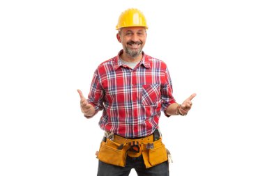 Adam Oluşturucu holding parmak her iki elinde silah oynak kavram beyaz arka plan üzerinde izole olarak gülümseyen