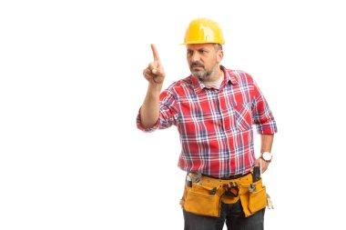 İşaret parmağı ile görünmez ekran boş boşaltmak beyaz arka plan üzerinde izole olarak dokunmadan Sarı kask giyiyor toolbelt ile ciddi Oluşturucu