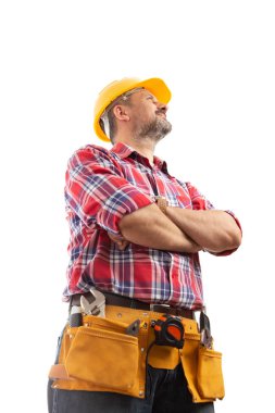 Kahraman-shot çapraz giyen sarı hardhat ve beyaz arka plan üzerinde izole toolbelt ile gurur ciddi Oluşturucu