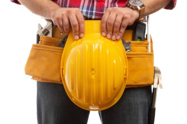 Beyaz arka plan üzerinde izole bekleme üzerinde Aracı Kemer üzerinde sarı Emanet hardhat tutarak Oluşturucu