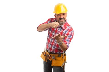 Oluşturucu ile kızgın ifade görünmez nesne avucunda beyaz arka plan üzerinde izole yumruk ile smashing