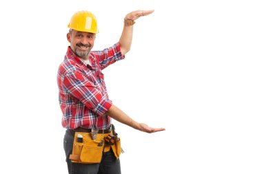 Beyaz stüdyo arka plan üzerinde izole reklam için boş boşaltmak tutan gülümseyen erkek Oluşturucu