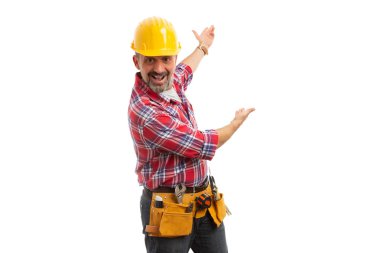 Beyaz stüdyo arka plan üzerinde izole reklam için arkasındaki boş kopya metin alanı sunan samimi Oluşturucu