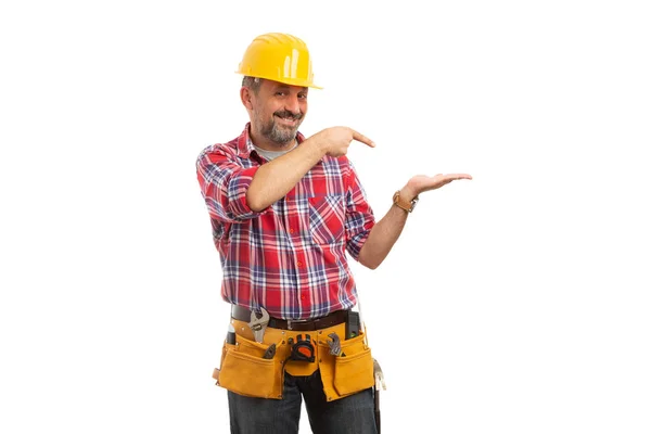 Bauunternehmer Mit Vertrauenswürdigem Ausdruck Präsentiert Leeren Kopierraum Der Handfläche Isoliert — Stockfoto
