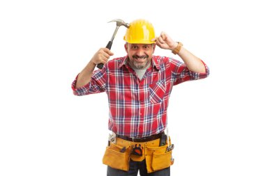 Sarı kask üzerinde beyaz izole test koruma kavram olarak çekiçle vurmak kolay erkek Oluşturucu