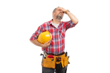 Oluşturucu ile sarı kask elinde tutan ve beyaz arka plan üzerinde izole kafa dokunmadan migren