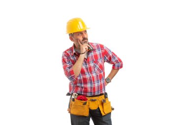 Oluşturucu holding ölçülür şerit ve üzerinde beyaz izole işaret parmağı ile çene dokunmadan odaklı ifade ile analiz