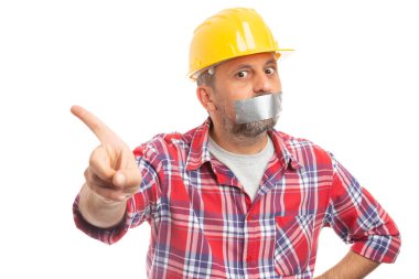 Kızgın Oluşturucusu ağız sahip parmak ile sipariş beyaz arka plan üzerinde izole yakın çekim kapa olarak hareket jest yapmak