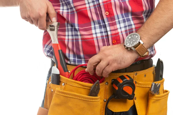 Close Trabalhador Construção Masculina Colocando Corda Vermelha Volta Bolso Enquanto — Fotografia de Stock