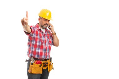 Beyaz arka plan üzerinde izole jest rahatsız etmeyin gibi kaldırdı işaret parmağı ile telefonda konuşurken meşgul Oluşturucu