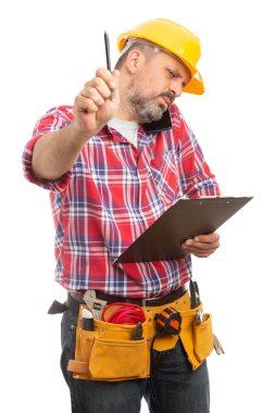 Beyaz stüdyo arka plan üzerinde izole işareti rahatsız etmeyin gibi kalem tutan odaklı ifade ile erkek Oluşturucu