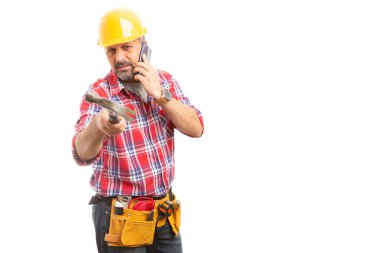 Beyaz stüdyo arka plan boş boşaltmak ile izole kamera çekiç işaret ederken telefonla konuşurken Oluşturucu