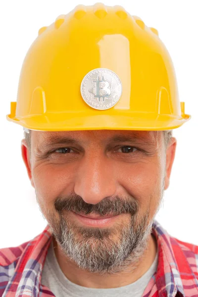 Trabalhador Construção Sorrindo Com Bitcoin Capacete Segurança Amarelo Isolado Fundo — Fotografia de Stock