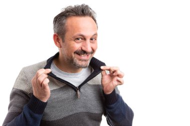 Gülümseyen adam kış düzenlenmesi kazak yaka beyaz arka plan üzerinde izole elle