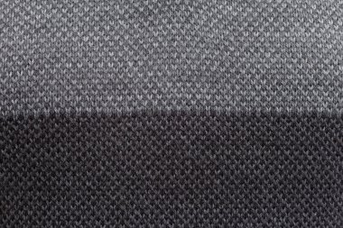 Açık ve koyu çizgili erkek yün kazak örme kış modası beyaz arka plan üzerinde izole olarak Close-up