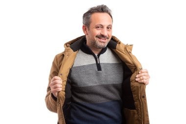 Gülümseyen samimi adam açık ceket ve kış kıyafetleri moda kavramı üzerinde beyaz izole içinde sunulması olarak çizgili süveter