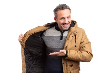 Gülümseyen adam palmiye ve beyaz arka plan üzerinde izole samimi ifade ile astar ceket sunulması