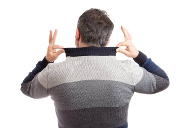 Kış kazak yaka resim sabitleme adam arkadan alınan beyaz stüdyo arka plan üzerinde izole