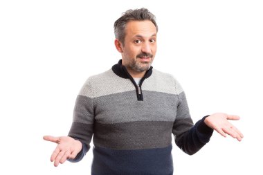 Erkek insanları ile jest beyaz izole kış çizgili süveter giyen avuç içi ile yapılan karşılama