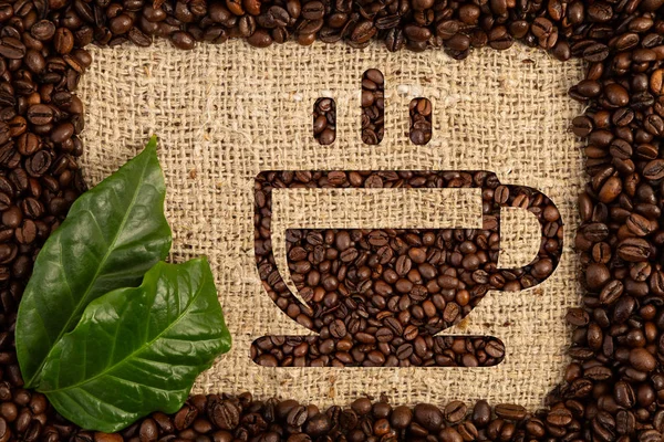 テクスチャ バッグ背景に熱い飲み物概念の香りとして中コーヒー カップ記号 — ストック写真