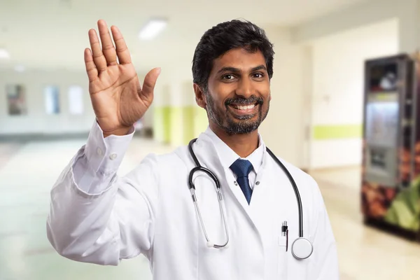 Indiase Dokter Arts Zwaaien Hand Met Vrolijke Expressie Als Iemand — Stockfoto